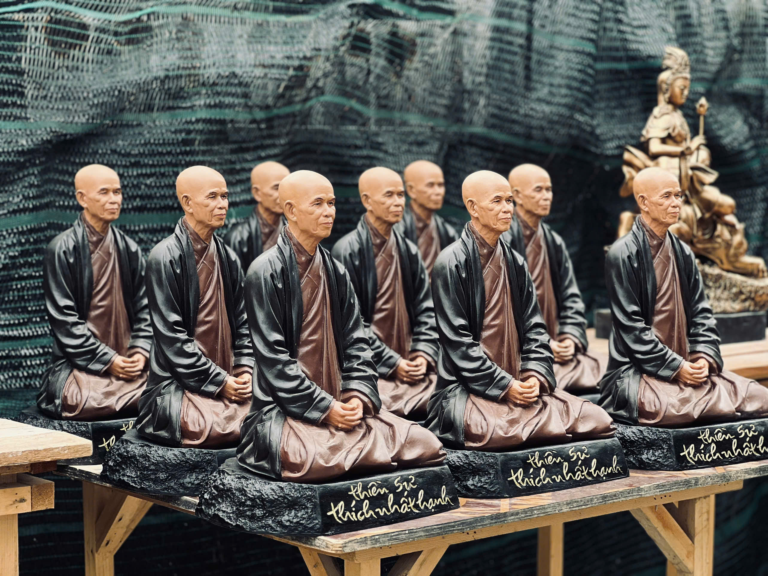 bức tượng Thiền sư Thích Nhất Hạnh 50cm