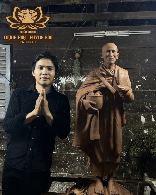 Tượng sư Thích Minh Tuệ