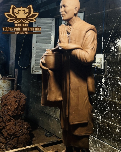 Tượng sư Thích Minh Tuệ